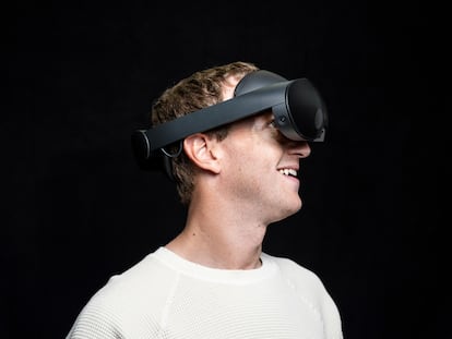 El consejero delegado de Meta, Mark Zuckerberg, usa el visor de realidad virtual y mixta Quest Pro que la compañía acaba de lanzar al mercado.