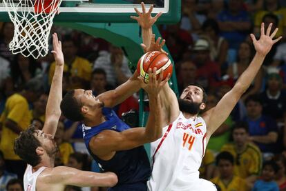 La salida de pista de Pau Gasol, un momento clásico de incertidumbre en las prestaciones del equipo, no tuvo esta vez mayor incidencia gracias a la estupenda actuación de Willy Hernangómez, que completó su mejor partido con la selección y demostró que el futuro del juego interior español está asegurado. En la imagen, Pau Gasol (i) y Nikola Mirotic (d) intentan parar la jugada de Rudy Gobert.