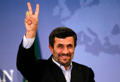 El presidente Mahmoud Ahmadinejad de Ir&aacute;n al salir de una conferencia de prensa en Estambul.