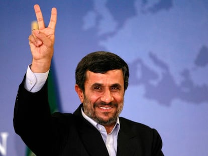 El presidente Mahmoud Ahmadinejad de Ir&aacute;n al salir de una conferencia de prensa en Estambul.