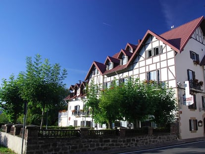 Exterior del hotel rural Loizu, en Burguete (Navarra). 