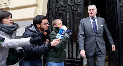 El extesorero del Partido Popular, Luis Bárcenas, a la salida de su casa, en febrero de 2013.