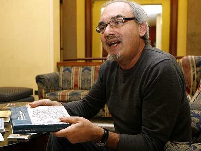 Ariel Toaff sostiene en sus manos el libro <i>Pascua de sangre. </i>