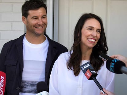 Jacinda Ardern e seu parceiro, Clarke Gayford, durante coletiva na porta de sua casa, em Auckland.