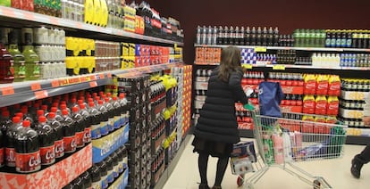 Lineal de refrescos en un supermercado de Mercadona.