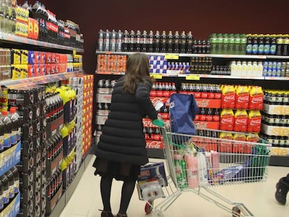 Lineal de refrescos en un supermercado de Mercadona.