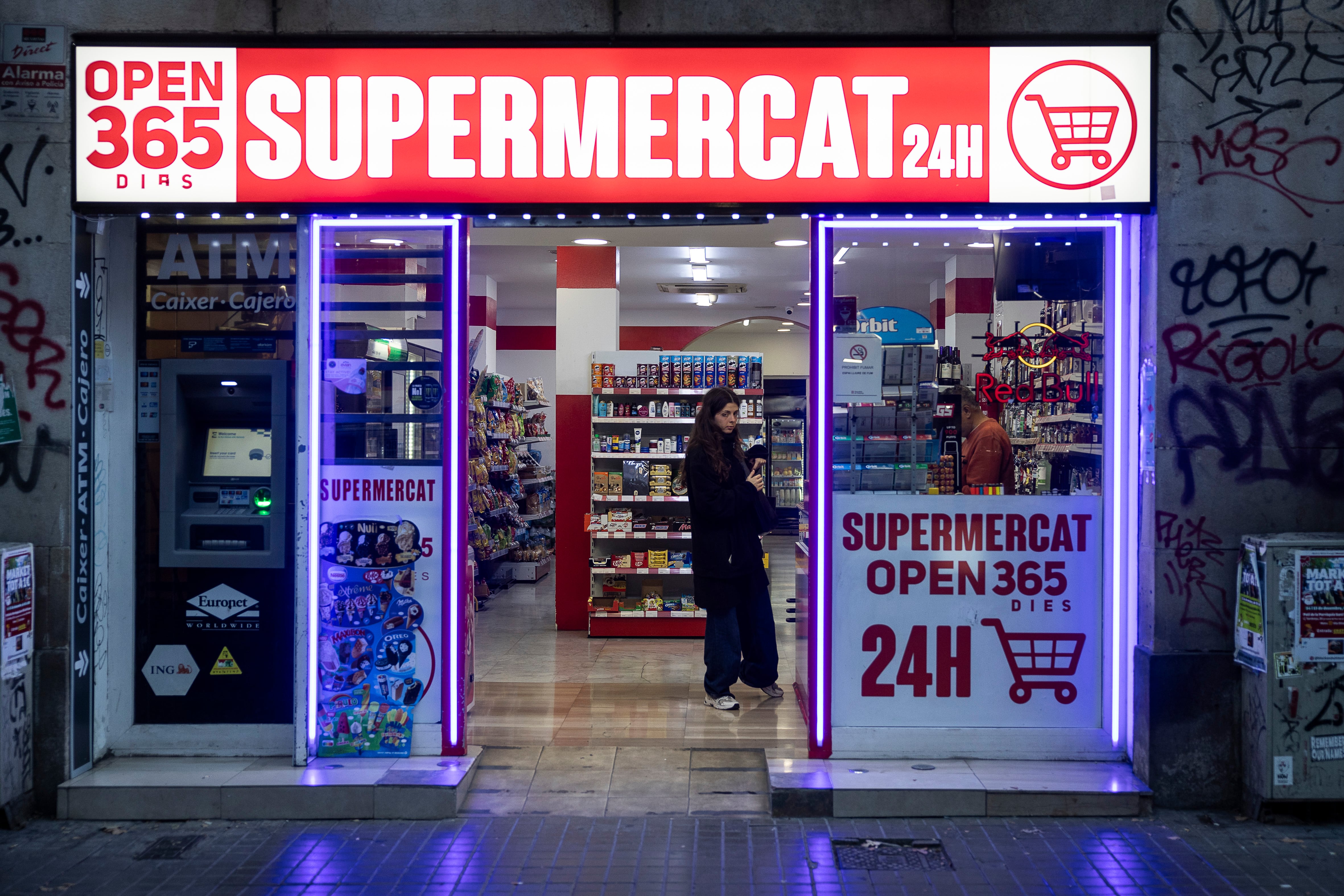 Supermercado abierto las 24 horas en Barcelona, en una imagen de archivo.