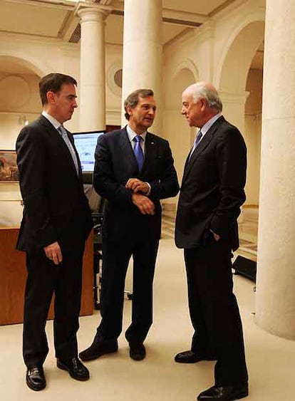 Francisco González, presidente del BBVA (derecha), Carlos Martínez, presidente del CSIC (centro) y Rafael Pardo, director de la fundación.