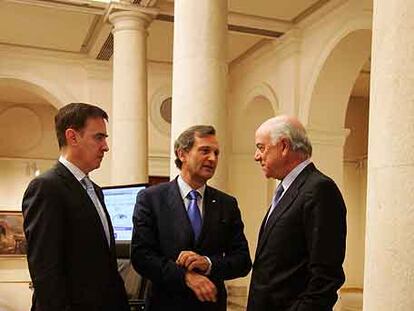 Francisco González, presidente del BBVA (derecha), Carlos Martínez, presidente del CSIC (centro) y Rafael Pardo, director de la fundación.