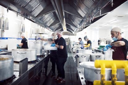 Karla Hoyos Hernández y los voluntarios en la cocina de Santa Eugenia de la ONG WCK de José Andrés.
