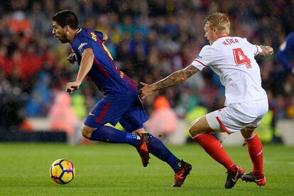El delantero uruguayo del Barcelona Luis Suárez reta al defensa danés Simon Kjaer.