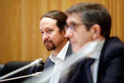 MADRID, 28/05/2020.- El vicepresidente segundo del Gobierno, Pablo Iglesias, y el presidente de la Comisión para la Reconstrucción Social y Económica, Patxi López (i), al inicio de la comparecencia del primero este jueves ante dicha comisión creada en el Congreso que intentará consensuar las medidas a poner en marcha tras la pandemia. 