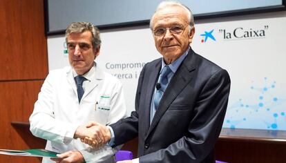 El presidente de la Fundación Bancaria La Caixa, Isidre Fainé (d), y el director del Hospital Clínic, Josep María Campistol (i).