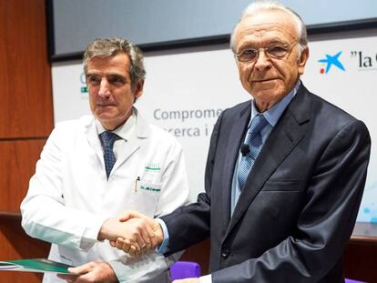 El presidente de la Fundación Bancaria La Caixa, Isidre Fainé (d), y el director del Hospital Clínic, Josep María Campistol (i).
