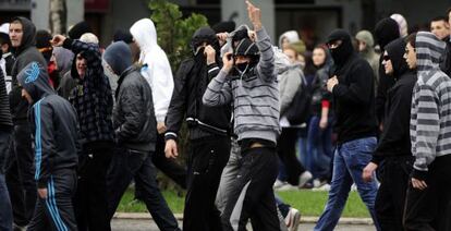 Jóvenes radicales macedonios en las calles de Skopje.