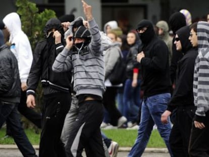 Jóvenes radicales macedonios en las calles de Skopje.