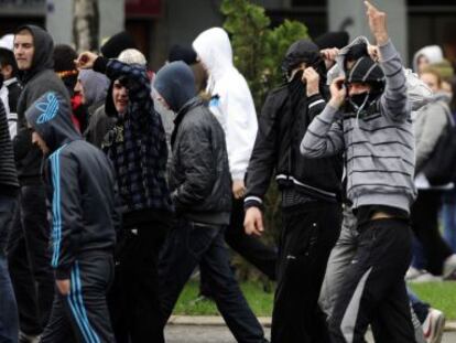 Jóvenes radicales macedonios en las calles de Skopje.