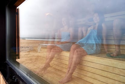 Un grupo de personas disfruta de las vistas del Mar Báltico en una de las saunas recién inauguradas en una playa de Sopot, a 440 km de Varsovia (Polonia).