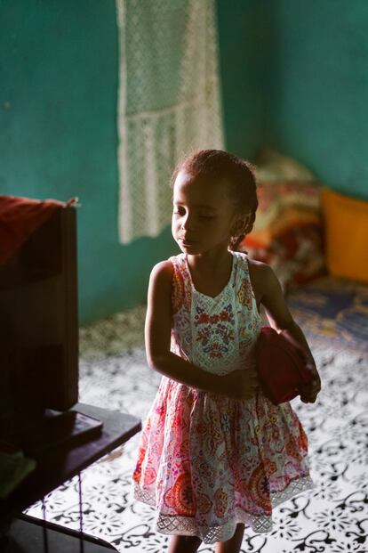 Samira, hija de Faia, vive con su madre en la casa de sus abuelos en el norte de Etiopía. El marido de Faia y el padre de Samira sigue en Yemen.