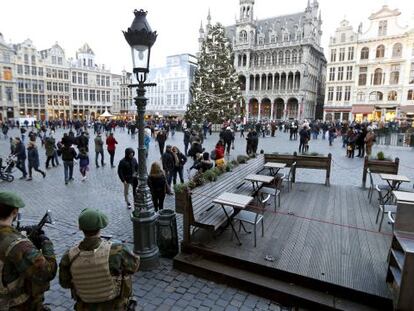 Soldados belgas vigiam a Grand Place, em Bruxelas.