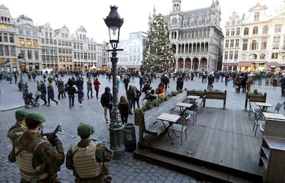 Soldats belgues vigilen avui la Grand-Place de Brussel·les.