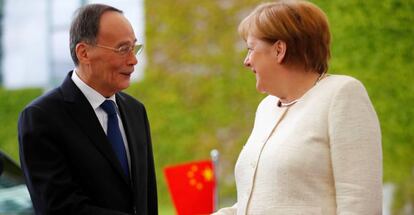 La canciller alemana, Angela Merkel, recibe al vicepresidente chino, Wang Qishan, en la sede de la cancillería en Berlín, el pasado 31 de mayo.