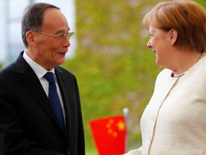 La canciller alemana, Angela Merkel, recibe al vicepresidente chino, Wang Qishan, en la sede de la cancillería en Berlín, el pasado 31 de mayo.
