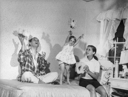 Ruth Bader Ginsburg e seu marido, Martin, brincam com sua filha Jane, em 1958.