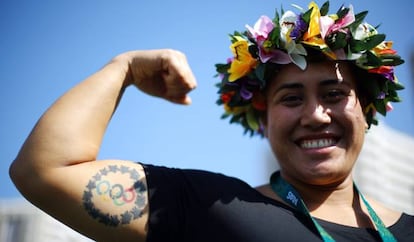 Tanto entrenamiento suele conllevar una musculatura importante y puestos a lucirla, qué mejor manera de hacerlo que adornada con la mayor distinción deportiva. Eso debió pensar Luisa Peters (23 años), levantadora de pesas de las islas Cook, cuando se tatuó los aros olímpicos, rodeados de estrellas. Peters participará este domingo 14 en la única disciplina en la que compite en Río, en halterofilia femenina de más de 75 kilos, en la que buscará su primera medalla olímpica.