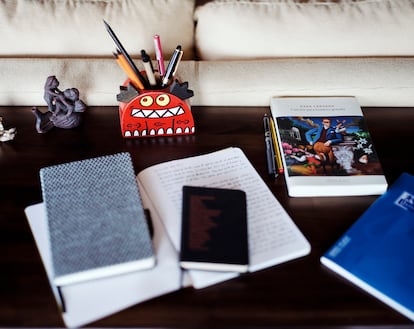 Cosas que ayudan a Cervera a vivir y a escribir: una figurita sexual, un portalápices de Keith Haring. Al lado, su novela.