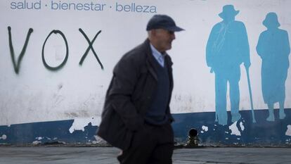 Un hombre pasea frente a una pintada de Vox en una calle del centro de El Ejido, el pasado jueves.