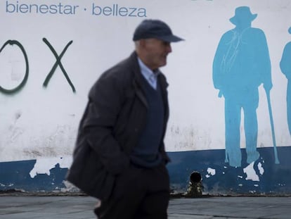 Un hombre pasea frente a una pintada de Vox en una calle del centro de El Ejido, el pasado jueves.