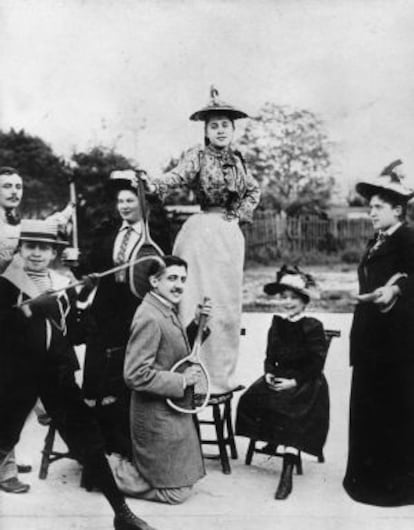 Un joven Marcel Proust, de rodillas, fotografiado en 1892 en un club de tenis de Par&iacute;s.