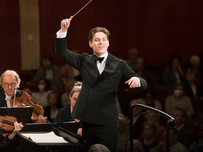 Klaus Mäkelä dirigía a la Filarmónica de Oslo, en la ‘Segunda sinfonía’, de Jean Sibelius, en mayo de 2022 en Viena.