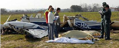 Los cadáveres de tres de los pasajeros yacen junto a los restos de la avioneta que se estrelló ayer en Jerez de la Frontera.