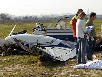 Los cadáveres de tres de los pasajeros yacen junto a los restos de la avioneta que se estrelló ayer en Jerez de la Frontera.