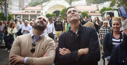 El secretario general del PSOE, Pedro S&aacute;nchez (d), durante el paseo que ha dado hoy por el concello coru&ntilde;&eacute;s de Pontedeume en compa&ntilde;&iacute;a del alcalde, Bernardo Pi&ntilde;eiro.