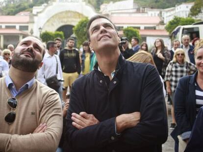 El secretario general del PSOE, Pedro S&aacute;nchez (d), durante el paseo que ha dado hoy por el concello coru&ntilde;&eacute;s de Pontedeume en compa&ntilde;&iacute;a del alcalde, Bernardo Pi&ntilde;eiro.