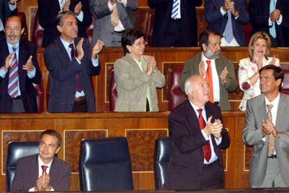 José Luis Rodríguez Zapatero, los ministros de Exteriores y Justicia y parlamentarios socialistas aplauden la aprobación del texto.