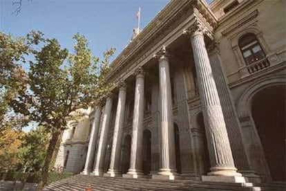 Fachada del edificio de la Bolsa de Madrid.