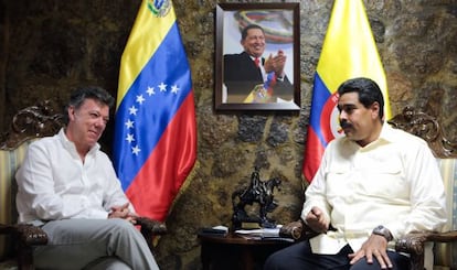 Juan Manuel Santos (left) and Nicolás Maduro at a meeting in Venezuela in 2013.