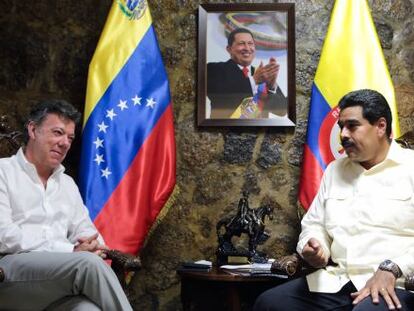 Juan Manuel Santos (left) and Nicolás Maduro at a meeting in Venezuela in 2013.