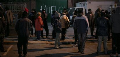 Trabajadores en huelga de Panrico, en Cornellà.