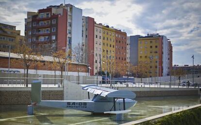 El dron situado junto al Museo del Dise&ntilde;o de Barcelona con motivo de la exposici&oacute;n sobre dise&ntilde;o.