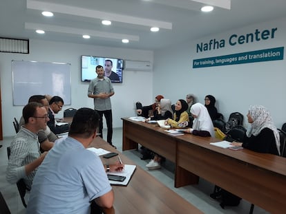 Clases de hebreo para trabajar en Israel en la academia Nafah, en mayo en Gaza.