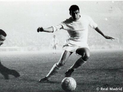 Pachín trata de controlar el balón durante un partido del Real Madrid.