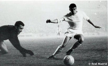 Pachín trata de controlar el balón durante un partido del Real Madrid.