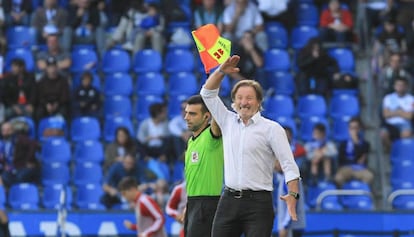 Anquela gesticula este domingo durante su último partido como entrenador del Deportivo.