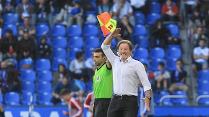 Anquela gesticula este domingo durante su último partido como entrenador del Deportivo.