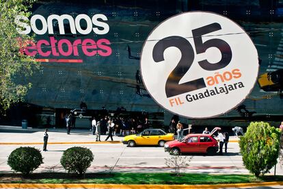 Acceso de Expo Guadalajara al área internacional de la XXV Feria internacional del libro en Guadalajara